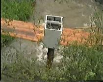 Waschmaschine den Bach überquerend 1